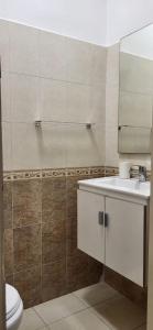 Ένα μπάνιο στο Apartment in the heart of Rabat-private parking & Wi-Fi