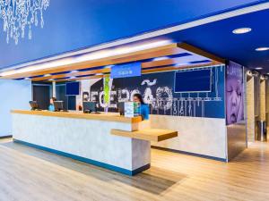 a reception counter in a dental office at ibis budget Sao Paulo Jardins in Sao Paulo