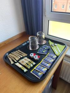 un plateau de nourriture sur une table avec un plateau de nourriture dans l'établissement City Pension, à Rastatt