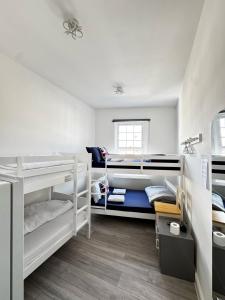 een kamer met 3 stapelbedden bij Family room in Zone 2 in Londen