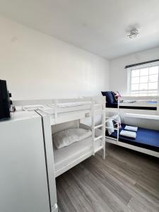 Ένα ή περισσότερα κρεβάτια σε δωμάτιο στο Family room in Zone 2