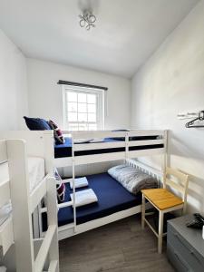 Ένα ή περισσότερα κρεβάτια σε δωμάτιο στο Family room in Zone 2