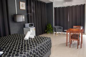 a hotel room with a bed and a table and chairs at Wangaratta Motor Inn in Wangaratta