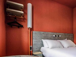 Postel nebo postele na pokoji v ubytování ibis budget Saint-Brieuc Yffiniac