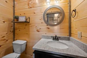 Ένα μπάνιο στο Moonwalking Bear- Perfect Fall Cabin Stay +27 φωτογραφίες