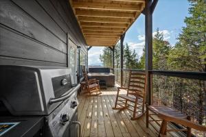 Μπαλκόνι ή βεράντα στο Moonwalking Bear- Perfect Fall Cabin Stay