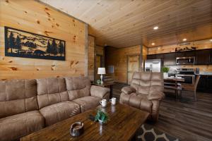 Η κουζίνα ή μικρή κουζίνα στο Moonwalking Bear- Perfect Fall Cabin Stay