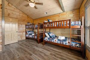 Μία ή περισσότερες κουκέτες σε δωμάτιο στο Moonwalking Bear- Perfect Fall Cabin Stay