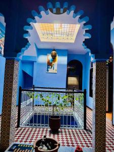 una camera con una parete blu e un soffitto di Hostel Znika Chefchaouen a Chefchaouen