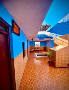 una stanza con una scala e un divano in un edificio di Hostel Znika Chefchaouen a Chefchaouen