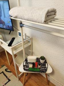 Litera con escritorio y monitor de ordenador en Happy Travel, en Madrid
