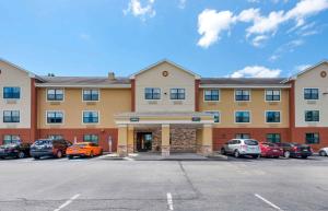 un grande edificio con auto parcheggiate in un parcheggio di Extended Stay America Suites - Mt Olive - Budd Lake a Budd Lake