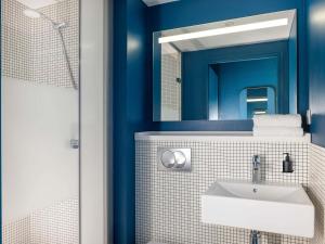 Koupelna v ubytování ibis budget Bourg en Bresse + 34 fotografií