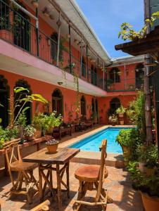 a courtyard with a pool and a table and chairs at Boutique Hotel Maharaja in Granada