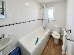 ein Badezimmer mit Badewanne, Toilette und Waschbecken in der Unterkunft Willow Apartment - Uk49303 in Woolfardisworthy