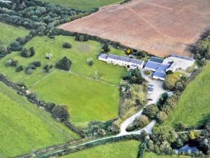 eine Luftansicht eines Hauses auf einem Feld in der Unterkunft Willow Apartment - Uk49303 in Woolfardisworthy + 15 Fotos