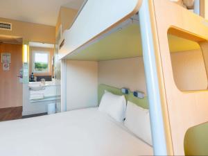 Postel nebo postele na pokoji v ubytování Ibis Budget Manosque Cadarache + 47 fotografií