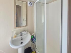 Un baño con lavabo y ducha en Seaside Retreat, en South Hayling
