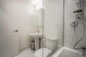 Ένα μπάνιο στο Brand New CBD Apartment with Easy Campus Access +5 φωτογραφίες