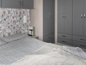 Un dormitorio con una cama, una cómoda y armarios. en Sunnyside Lodge, en Sandown 7 fotos más