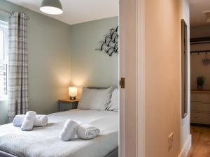 Un dormitorio con una cama con sábanas y almohadas blancas. en High Tide - Uk50361, en Filey