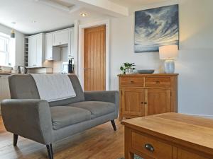una sala de estar con un sofá y una mesa en High Tide - Uk50361, en Filey