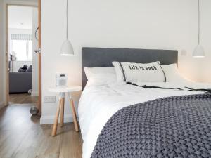 Giường trong phòng chung tại Chlobo Cottage