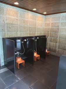 a room with two toilets in a room with a wall at 大同ガーデンホテル湯の山リゾート in Wada
