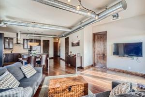 Μια τηλεόραση ή/και κέντρο ψυχαγωγίας στο 2Bed 2Ba Loft in LoDo RiNo- Mountain BallparkViews