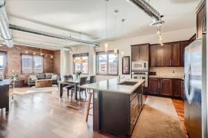 Η κουζίνα ή μικρή κουζίνα στο 2Bed 2Ba Loft in LoDo RiNo- Mountain BallparkViews +33 φωτογραφίες