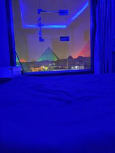 Habitación con cama y ventana con vistas. en ImHoteP Hotel, en El Cairo