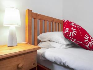 Katil atau katil-katil dalam bilik di Heath Cottage