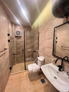 Un baño con ducha, inodoro y lavabo. en ImHoteP Hotel, en El Cairo 21 fotos más