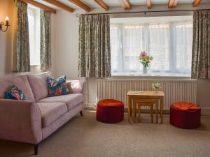 una sala de estar con un sofá y una mesa en The Hilton, en Sheringham