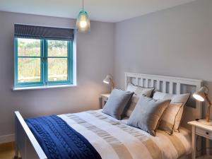 Postel nebo postele na pokoji v ubytování Eagle Owl Lodge-Ukc3770