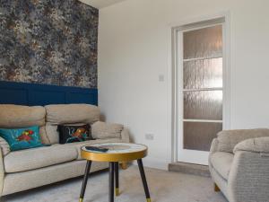 a living room with a couch and a table at Hyde Away - Uk50212 in Scarborough