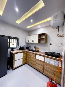 Kuchyň nebo kuchyňský kout v ubytování Appartement meublé 2 chambre salon