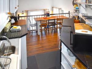 eine Küche und ein Esszimmer mit einem Esstisch in der Unterkunft Manor Cottage in Ilfracombe