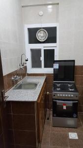 Küche/Küchenzeile in der Unterkunft Golden Seasons Furnished Apartment - 2