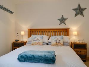 a bedroom with a bed with two stars on the wall at Y Gweithdy in Barmouth