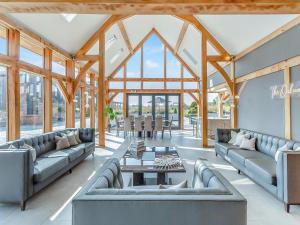 een woonkamer met banken en een tafel bij Oakwood Barn in Cawood