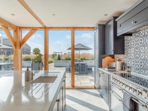 een keuken met uitzicht op een patio bij Oakwood Barn in Cawood