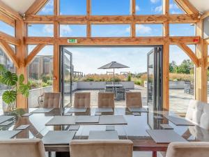 een grote eetkamer met een tafel en stoelen bij Oakwood Barn in Cawood +28 foto's