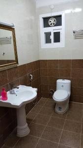 Et badeværelse på Golden Seasons Furnished Apartment - 2