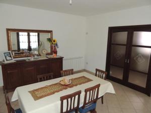 a dining room with a table and a mirror at Il Nuraghe in Uras