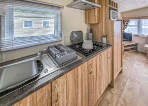 Η κουζίνα ή μικρή κουζίνα στο Lemonford Caravan Park