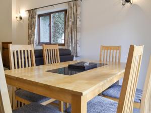 una sala da pranzo con tavolo e sedie in legno di Pond Cottage - Ukc3736 a Bawdeswell