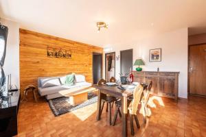 ein Wohnzimmer mit einem Tisch und einem Sofa in der Unterkunft Le petit Schuss in La Giettaz + 4 Fotos