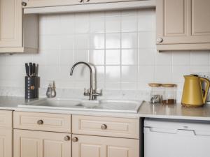 una cocina con fregadero y encimera en Chapel Court Apartment, en Barnard Castle