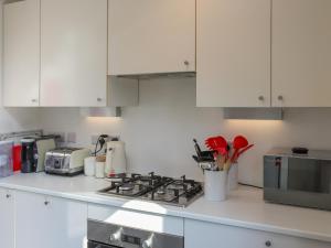 ครัวหรือมุมครัวของ Crescent Cottage